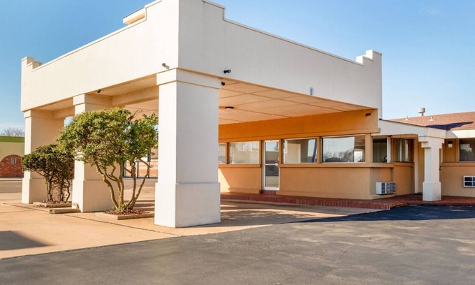 Elk City Maison | Convenient Location! Few Minutes Drive to National Route 66 Museum, Ackley Park