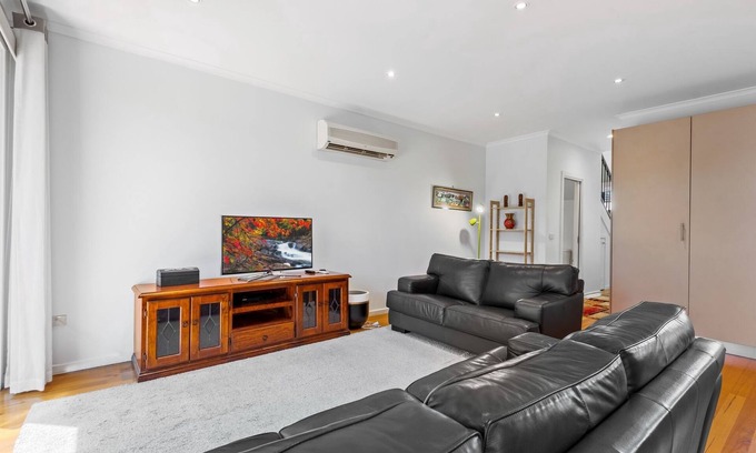 Airport West Maison | Convenient & Quiet 2-Bed by Shops and Airport