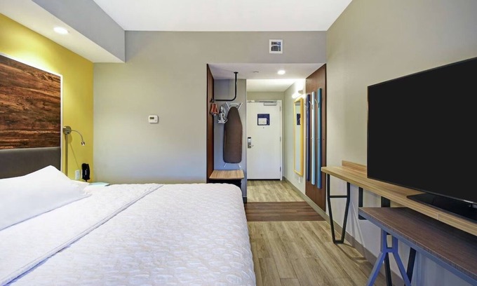 South Portland Maison | Convenient Room Near Airport & Shopping w/ Free Shuttle, Breakfast & Parking