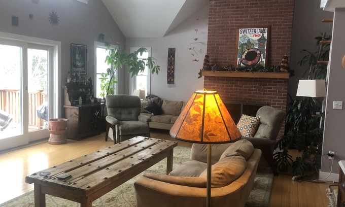 Charlotte Maison | Convenient to Burlington and Lake Champlain- July 4th week last min. spec.