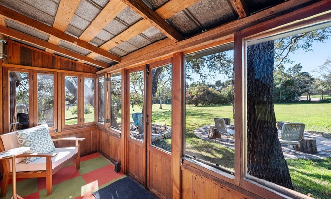 West Oak Hill Maison | Conveniently Located-Charming Tiny Cabin-Oak Hill!