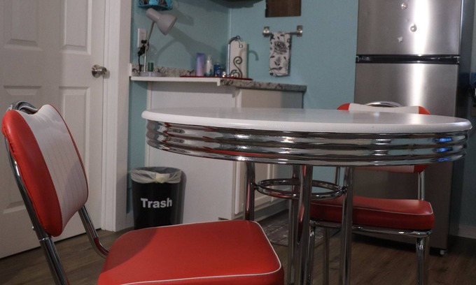 Saint Jo Cabine | Conveniently located near downtown Saint Jo