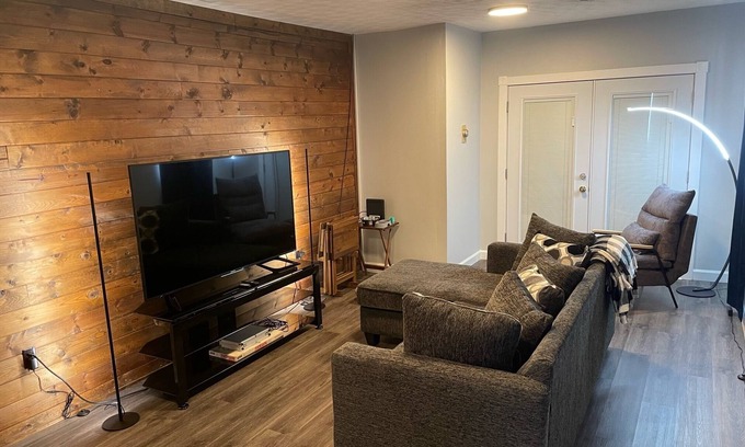 Fairlea Appartement | Conveniently Located and Modernly Stylish. Close to fairgrounds and GVMC