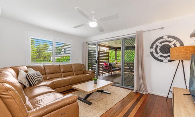 Yamba Maison | Convent Cottage - Pet friendly home in the centre of town