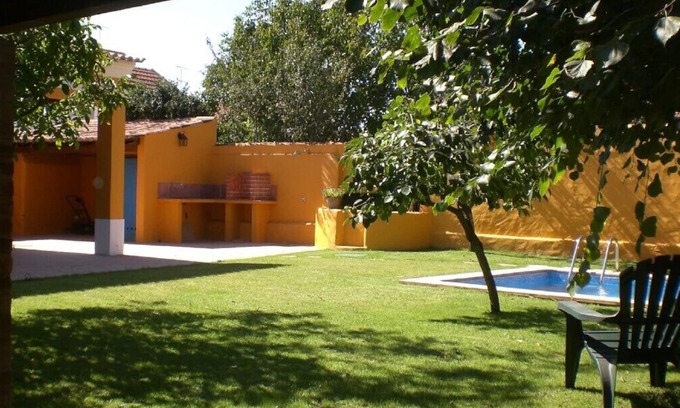 Azoia de Baixo Cottage | Recently restored rural cottage is in a typical Ribatejo village