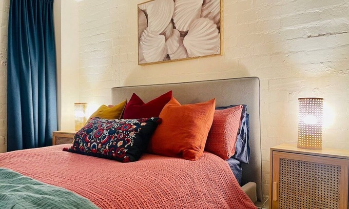 Seddon Appartement | Converted warehouse suite 17min from CBD