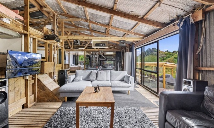 Pukehina Appartement | Converted Woolshed where the quirks are as abundant as the laughs!