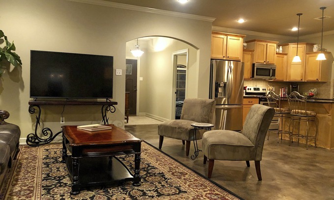 Conway Maison | Conway Luxury Home. 4BR/2BA, Office, 2-Car Gar., 65"TV, Fenced Yard/Patio, Wi-Fi