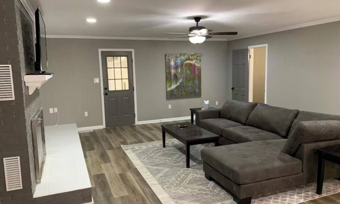 Conway Maison | Conway White House: Sleeps 18, Game Room, Pool