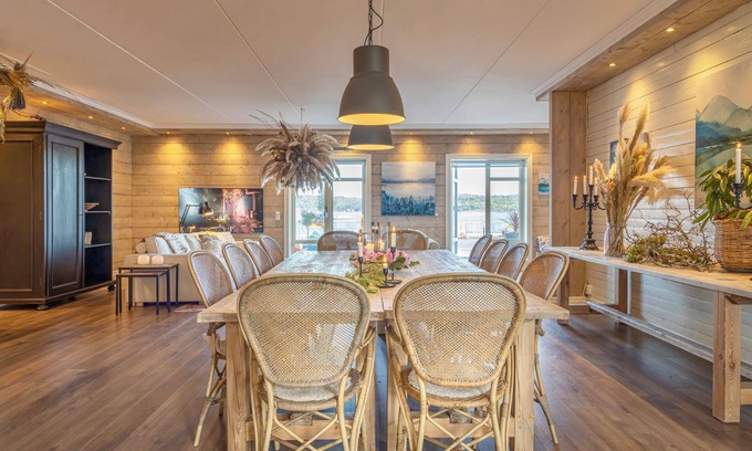 Marstrand Appartement | Cool 2-bedroom apartment in Marstrand with patio just by the quay and seaview