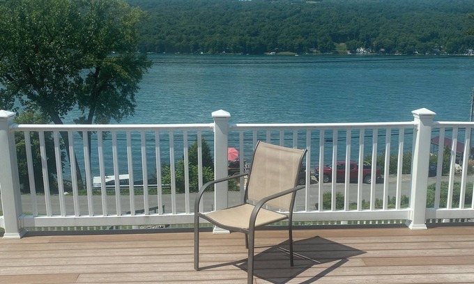 Dundee Maison | Cool house with AC in charming Dundee with gorgeous views of the lake