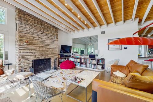 Barton Hills Maison | Cool Mid-Century Modern 3/2