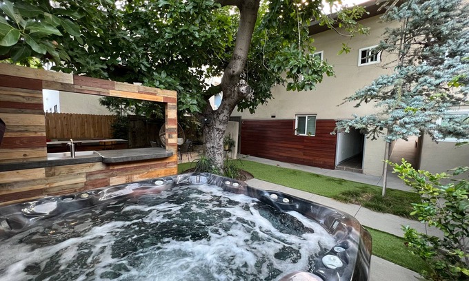 Golden Hill Maison | Cool récemment rénové 1 Bd près du centre-ville, nouveau jacuzzi, foyer, barbecue, buanderie! (B)