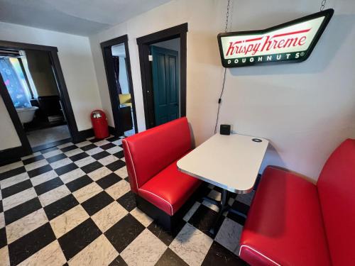Bellefonte Appartement | Cool, Retro Getaway in Heart of Downtown