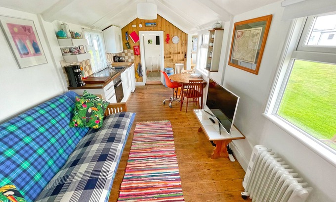 Walcott Chalet De Ski | Cool Seaside Hut - Steps from Quiet Norfolk Beach, Pets Welcome.