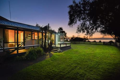 Holdens Bay Maison | Cooper's Lakeside Cabin