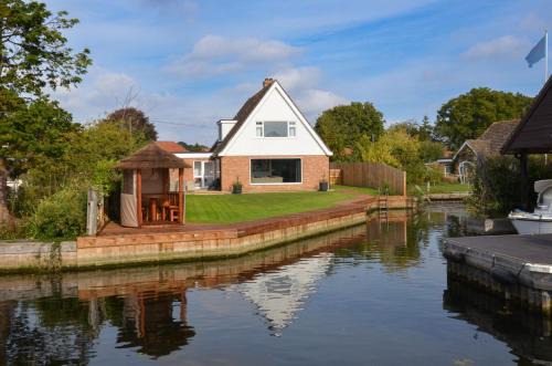 Hoveton Maison | Coots - beautiful property in the heart of Wroxham sits on the waterside