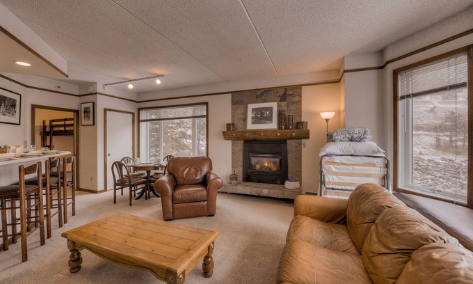 Copper Mountain Village Appartement | Copper Center Village. Récemment rénové. Cheminée au gaz. Parking souterrain GRATUIT.