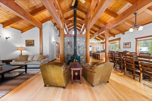 Alpine Meadows Maison | Copperleaf Lodge - Updated Alpine Meadows Chalet w Private Hot Tub, Ski Shuttle!