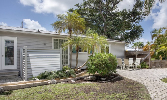 Big Coppitt Key Maison | Coppitt Cottage - 2/2, private backyard with waterfall and hot tub