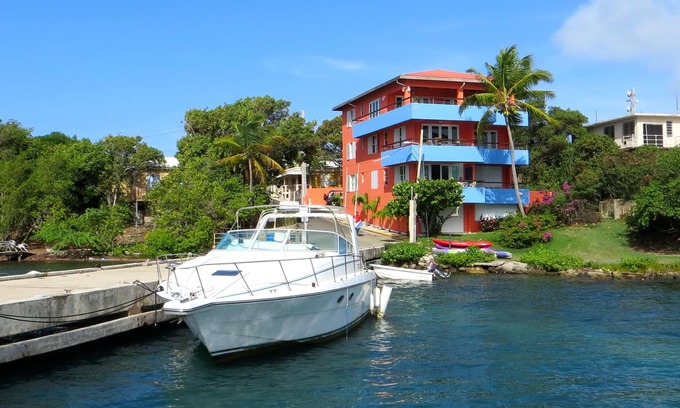 Culebra Pueblo Appartement | Coral Cove: élégant appartement au bord de l'eau avec une vue spectaculaire sur le paradis