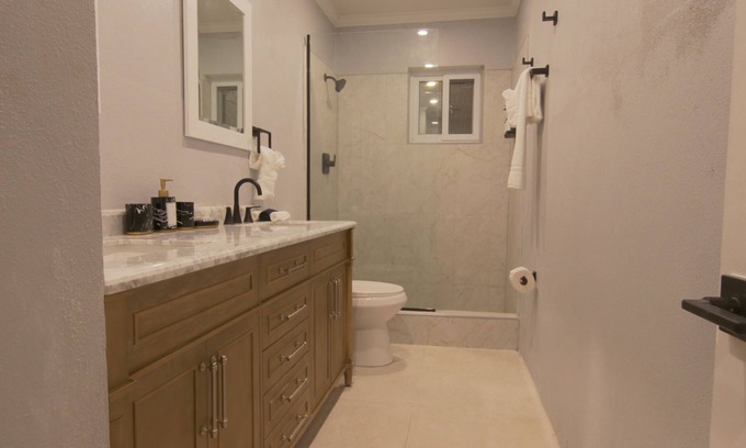 Westward Villas Subdivision Maison | Coral Cove: Nearby Baha Mar, Pool & Patio, Gated, Beach Walkable