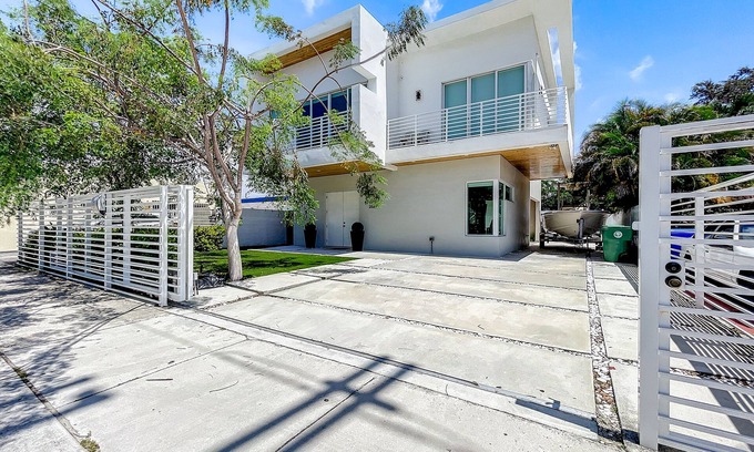 Coral Way Maison | Coral Gables home located in the heart of Miami