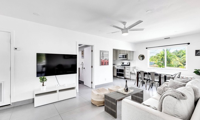 Coral Way Appartement | Coral Way Modern 2BR Apartment - Parking & Wi-Fi