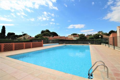 Les Arenes Maison | CORAUX - Maisonnette 4 pers avec piscine et parking