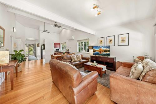 Bright Maison | Corinda Cottage - 4 bedroom pet friendly five minute walk to town and Ovens River.