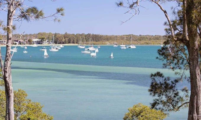 Corlette Maison | 'Corlette Waterfront', 2/44 Danalene Parade - Waterfront Luxury, WIFI, Aircon, Parking pour bateaux