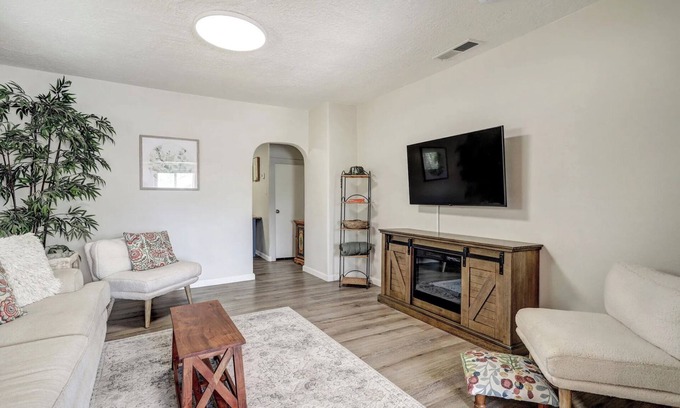 University Heights Maison | Cornell Canvas Suite, Near Nob Hill, UNM Hospital, and Downtown