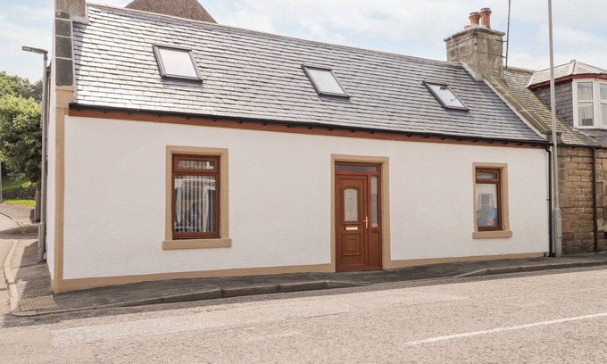 Buckie Maison | CORNER COTTAGE, pet friendly, country holiday cottage in Portgordon