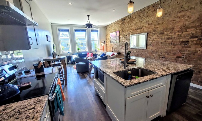 Wilmington Historic District Maison | Corner of Market & Front St. Renovated TOP FLOOR. Bridgeview. Renovated.