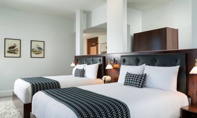 Roanoke Hôtel | Corner Room w/Gorgeous City Views Free Wifi, Close to Restaurants, Shops & More!