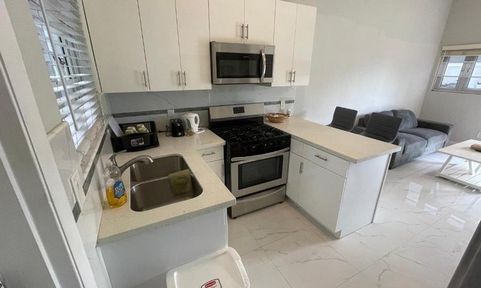 Nassau Appartement | Cornerstone Rentals Lovely 1-BdRm Midtown Unit 1