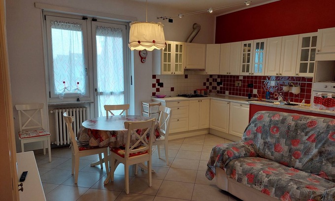 Airasca Appartement | Cornflower: Beautiful accommodation located on the second floor of a small apartment building