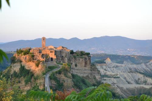 Civita di Bagnoregio Lit Et Petit-Déjeuner | Corte della Maestà Antica Residenza