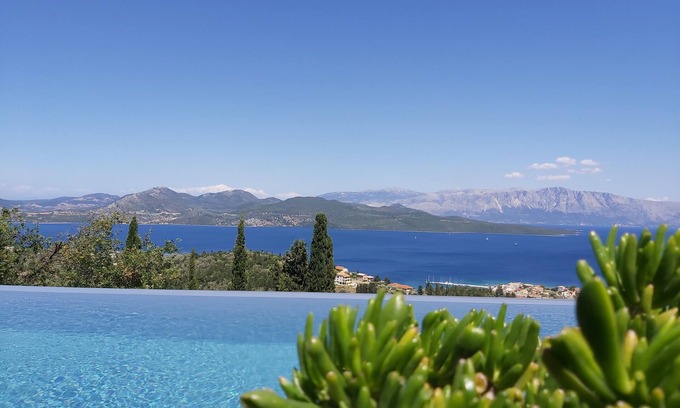 Spanokhorion Villa | Villa de luxe Costa Emmelia avec vue mer panoramique et piscine à débordement!