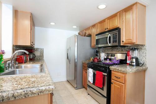 Westside Costa Mesa Maison | Costa Mesa -Newport- Patio - Free Parking-CM-2