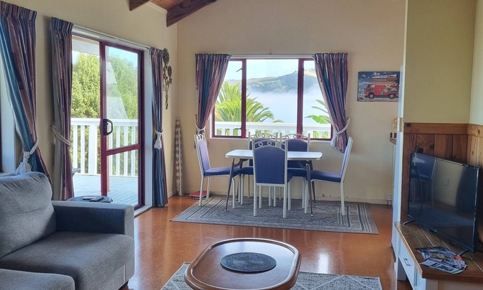 Omapere Maison | Cosy 2 bed bach - 3 mins walk from beach - can sleep 8!