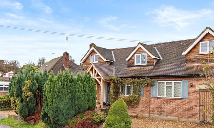 Potters Bar Appartement | 2 Bed self contained flat in tranquil area close to woods 40 mins to London