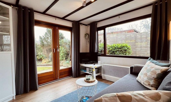 Sint Maartensvlotbrug Maison | Cosy 2-bedroom chalet, sleeps 4, nice garden with lawn