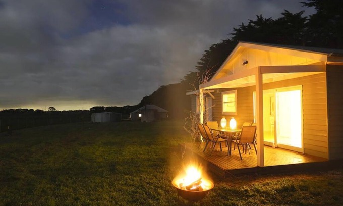 Romsey Maison | Cosy 3 bedroom cottage with indoor fireplace