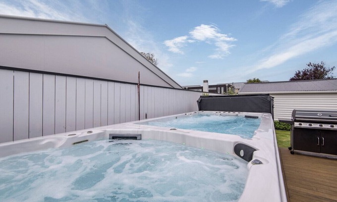 Merivale Maison | Cosy 3-bedroom home with hot-tub