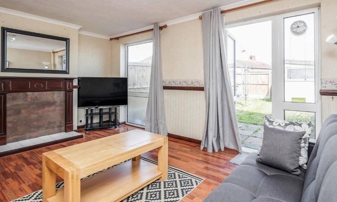 Tilbury Maison | Cosy 3 Bedroom Home With Wifi, Parking & Garden