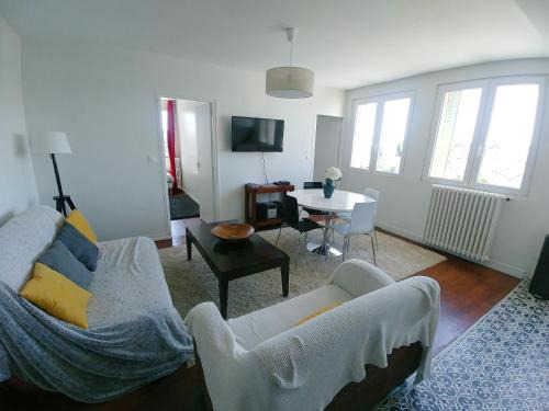 Nogent-le-Rotrou Appartement | Cosy 3 pièces dernier étage ultra lumineux avec Netflix à 5 minutes à pied de la gare