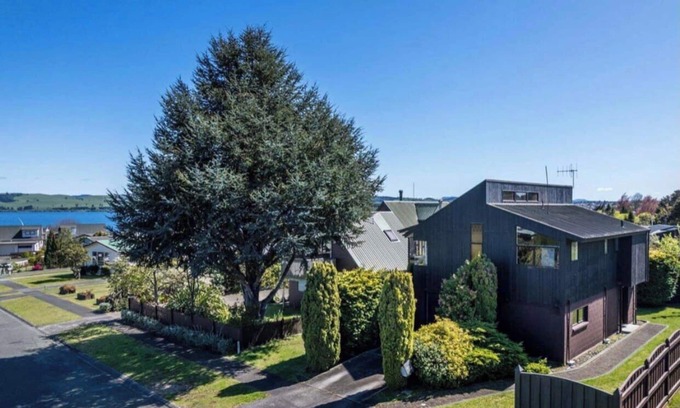 Richmond Heights Maison | Cosy 80's Taupo Bach, 3 min Walk to the Lake and Sailing Centre