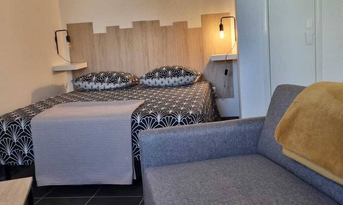 Razimbaud Appartement | Cosy air-conditioned studio with private parking