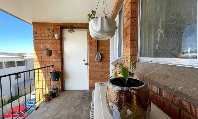 Oaks Estate Appartement | Cosy and retro, top floor with stairs, 2 bedroom apartment with a king bed.